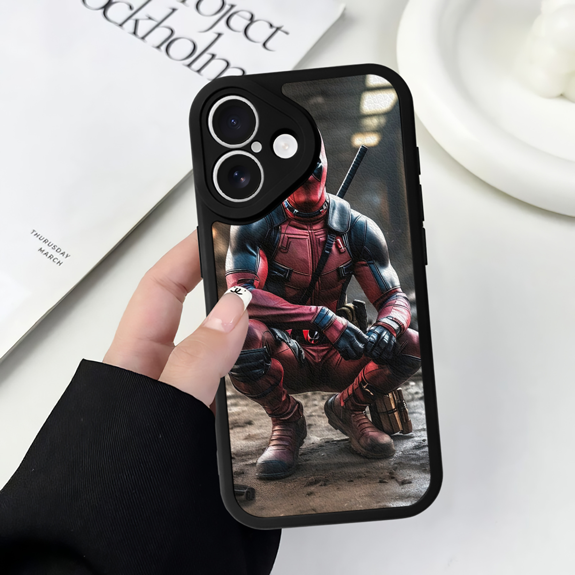 （画像用） Deadpool デッドプール 【iPhone 16シリーズ対応】シリコンスマホケース（レザー調） 材質：シリコン